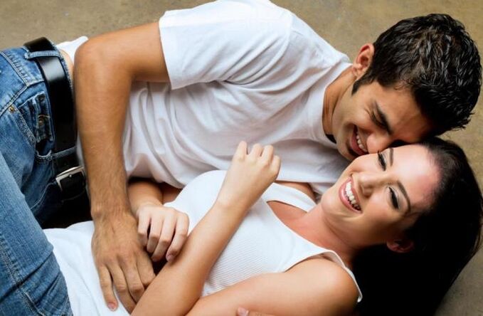 Un hombre se excita tocando a una chica