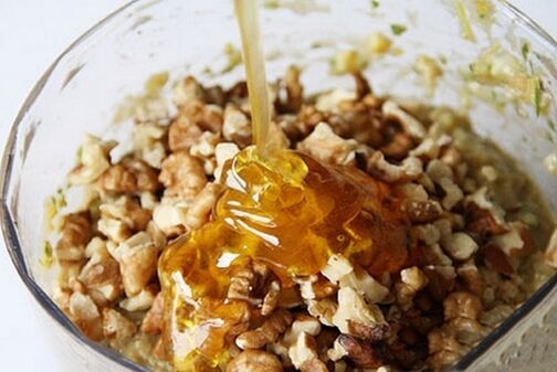 Las nueces con miel ayudarán a normalizar rápidamente las erecciones.