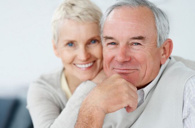 mujer y hombre mayor de 60 años con potencia aumentada foto 2