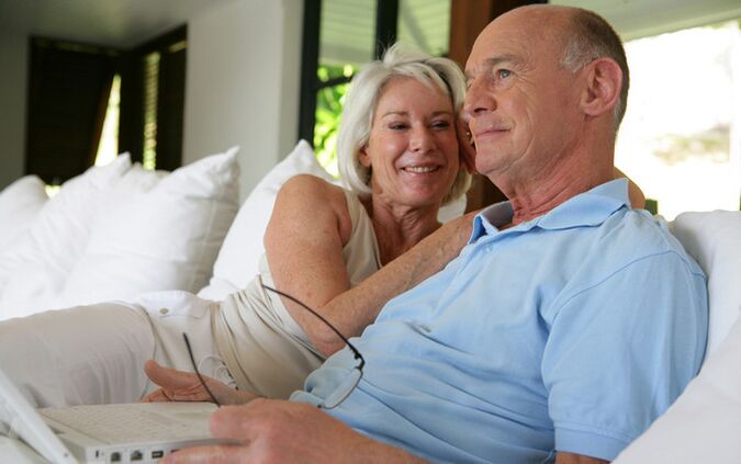 mujer y hombre mayor de 60 años con potencia aumentada foto 3