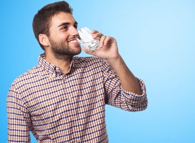 un hombre bebe una bebida que afecta la potencia